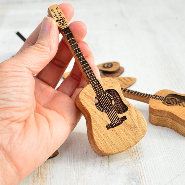 50% RABATT | GuitarHolder™ - Gitarrenplektrenhalter +3 Gratis Plektren [Letzter Tag Rabatt]