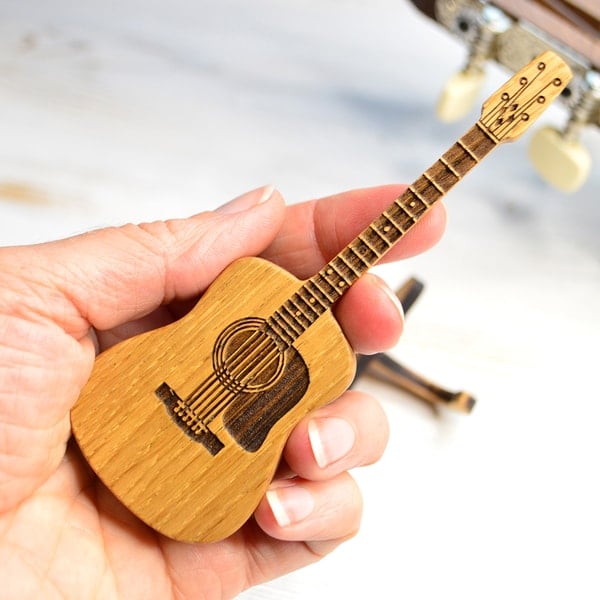 50% RABATT | GuitarHolder™ - Gitarrenplektrenhalter +3 Gratis Plektren [Letzter Tag Rabatt]