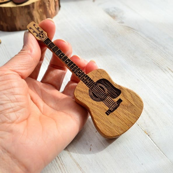 50% RABATT | GuitarHolder™ - Gitarrenplektrenhalter +3 Gratis Plektren [Letzter Tag Rabatt]