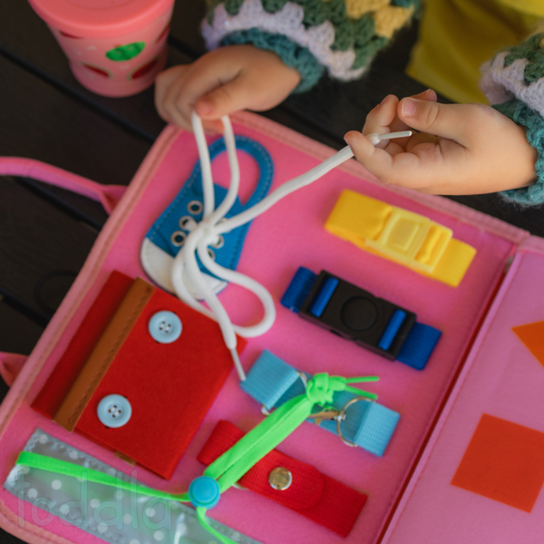 Lernova™ Montessori Busy Board | Spielerisch lernen & wichtige Fähigkeiten entdecken