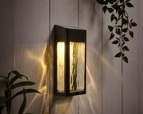 LumiGlow – Stilvolle Solarwandleuchte für deinen Sommergarten