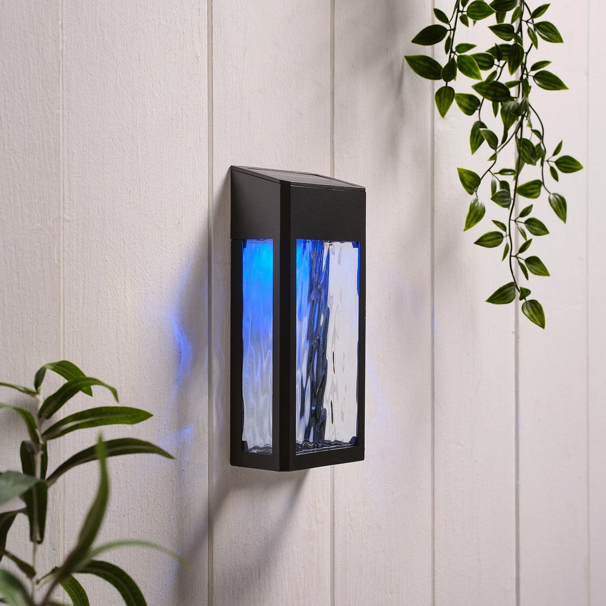 LumiGlow – Stilvolle Solarwandleuchte für deinen Sommergarten