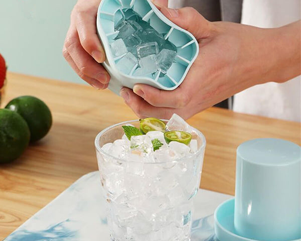 Freeze™ - Tragbarer Silikon-Eiswürfelform mit Deckel für perfekte Eiswürfel