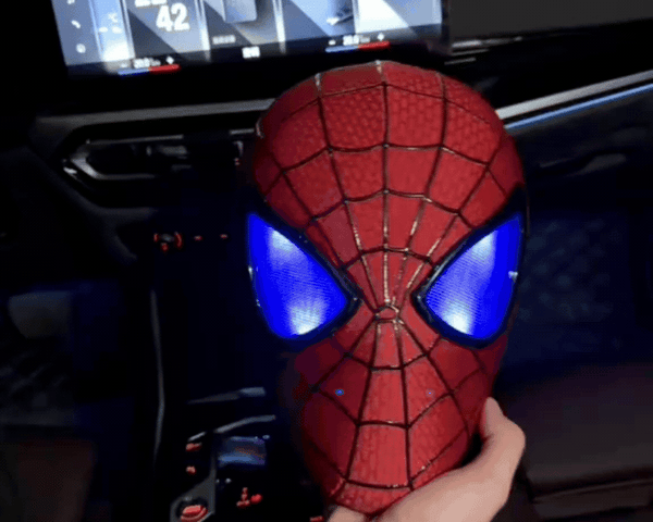 WebVanta™ Spider-Man Maske mit beweglichen Augen | LED-Licht & Realistischer Cosplay-Look