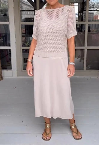 UrbanMuse™ – Das trendige Set aus Hosenträgerkleid & Lochbluse