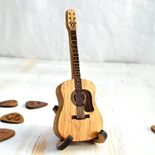 50% RABATT | GuitarHolder™ - Gitarrenplektrenhalter +3 Gratis Plektren [Letzter Tag Rabatt]